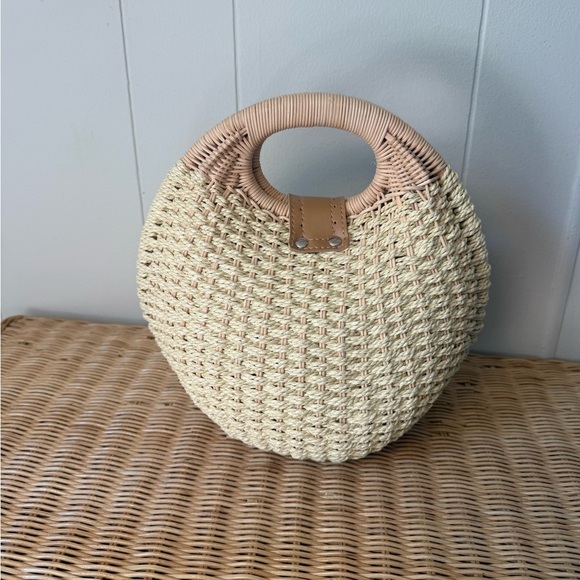 New Woven Structured Basket Bag with Magnetic Clasp – Never Used Great Condition - Picture 2 of 4